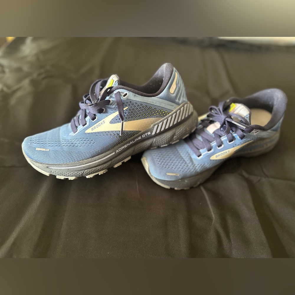 Brooks Adrenaline GTS 22 Womens 5.5 Road Running Sneakers